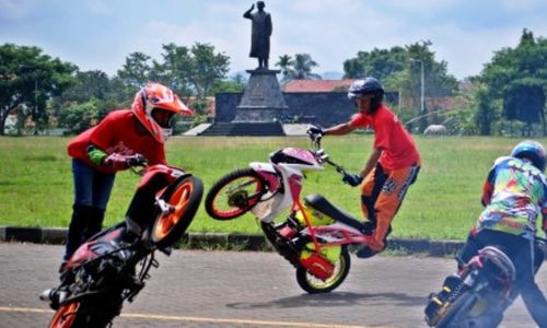 FOTO CAR FREE DAY AMBARAWA : Freestyler Motor Ambarawa Mengeluh…