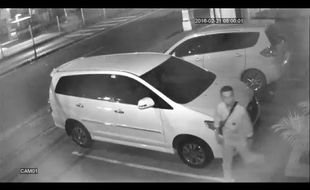 MOST POPULAR YOUTUBE : Pencurian Mobil Syekh Ali Jaber Terekam CCTV