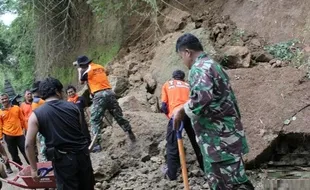 LONGSOR GUNUNGKIDUL : Batu Menempel di Puncak Gunung Butak Diturunkan Secara Manual