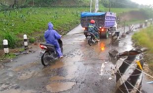 JALAN RUSAK BOYOLALI : Guru Selo Numpang Mobil Camat hingga Naik Angkutan Sapi