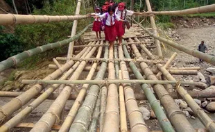 KERUSAKAN INFRASTRUKTUR : Heroik, 15 Anak Sebrangi Sungai & Naik Turun Bukit ke Sekolah