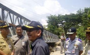 TANAH AMBLES PACITAN : Rusak, Jembatan Dondong Segera Dibangun