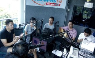 FOTO KUNJUNGAN MEDIA : Jikustik Sapa Pendengar Solopos FM