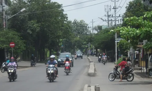 PENATAAN LALU LINTAS SOLO : Kanalisasi Jl. Dr. Soeharso Tak Efektif