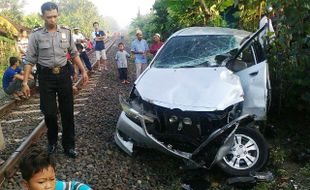 Mesin Bisa Mati Mendadak, Jangan Nekat Terobos Palang Rel Kereta Api