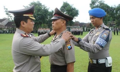 KENAIKAN PANGKAT POLRI : Disiplin, Polisi di Madiun Naik Pangkat