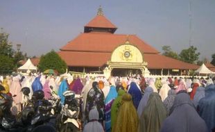 GERHANA MATAHARI TOTAL : Usai Nonton Gerhana, Ribuan Warga Berbondong-bondong Ikut Salat Gerhana di Masjid Kauman Jogja