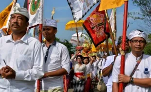 NYEPI 2017 : Ribuan Umat Hindu Ikuti Upacara Melasti