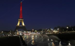 LEDAKAN BOM BELGIA : Berduka Atas Bom Brussel, Menara Eiffel Berwarna Bendera Belgia