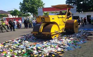 KASUS MIRAS BANTUL : 1.099 Botol Miras Dihancurkan dalam HUT Satpol PP