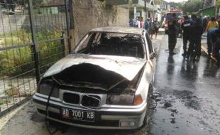 KEBAKARAN SOLO : Mobil BMW Milik Dosen Hangus Terbakar