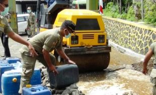 MIRAS SEMARANG : Satpol PP Musnahkan Ratusan Botol Minuman Keras di Ungaran