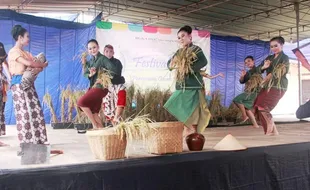 TRADISI GUNUNGKIDUL : Festival Dewi Sri Bagikan 1.000 Nasi Bungkus