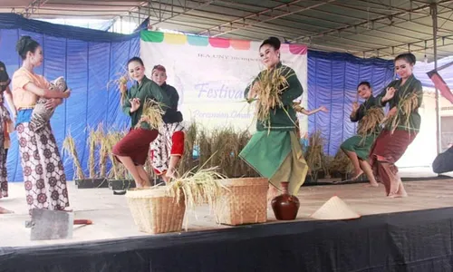 TRADISI GUNUNGKIDUL : Festival Dewi Sri Bagikan 1.000 Nasi Bungkus