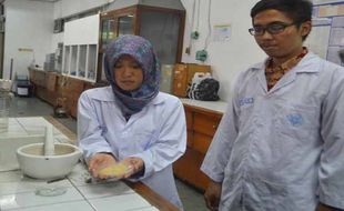 PENELITIAN MAHASISWA : Wow, Mahasiswa UGM Kembangkan Biji Durian Menjadi Kantong Plastik