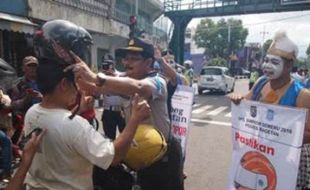 OPERASI SIMPATIK 2016 : Polisi Berdandan Punakawan Bagikan Helm Gratis di Magetan