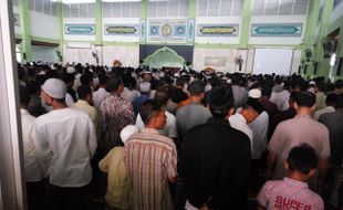 GERHANA MATAHARI TOTAL : Ribuan Muslim Salat di Masjid Agung Karanganyar