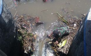 BANJIR BANTUL : Akibat Banjir, 1500 Meter Kubik Sampah Menumpuk di Bendungan