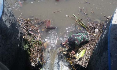 BANJIR BANTUL : Akibat Banjir, 1500 Meter Kubik Sampah Menumpuk di Bendungan