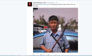 POLEMIK TAKSI UBER-GRAB : Foto Sopir Bawa Parang Beredar, Blue Bird: Seragam Biru Bukan Cuma Kami!