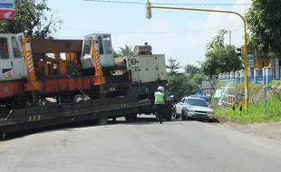 INFO LALU LINTAS : Truk Pengangkut Crane Nyangkut, Jogja-Wonosari Sempat Dialihkan