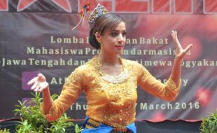 Mahasiswa Asing Unjuk Tarian Tradisional Indonesia di Tembalang