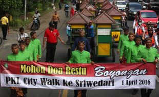 PENATAAN PKL SOLO : PKL Gerobak Kuning Boyongan ke Sriwedari