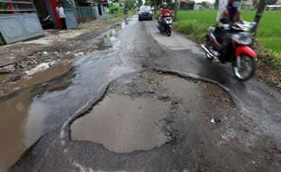 JALAN RUSAK SOLO : Pemkot Terjunkan Tim Sapu Lubang