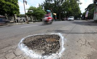 JALAN RUSAK SOLO : Jalan Berlubang Dicat Putih White Pylox, Pemkot Merasa Tak Tersudutkan