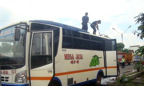 KEBAKARAN SRAGEN : Kabel AC Korslet, Minibus Ponpes Nurul Huda Terbakar