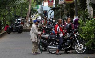 RAZIA PENGEMIS : DPRD Solo Kaji Denda Bagi Pemberi Uang Kepada Pengemis