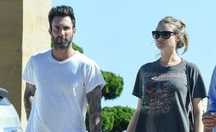 KABAR ARTIS : Adam Levine dan Istrinya Kecelakaan Mobil