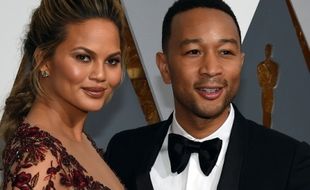 Chrissy Teigen Minta Fans Setop Kirimi Foto Bayi Mirip John Legend