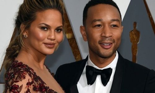 Ups, Chrissy Teigen Alami Wardrobe Malfunction di AMA 2016