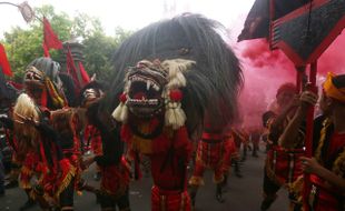 HARI TARI SEDUNIA : Begini Kemeriahan Pembukaan Solo Menari