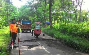 BENCANA WONOGIRI : Jalan Kismantoro Ambles, Pengguna Jalan Diminta Hati-Hati