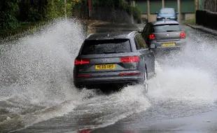 TIPS OTOMOTIF: Mobil Sering Terobos Banjir, Awas Aquaplaning!