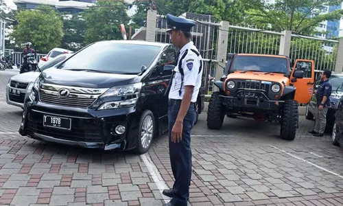 SUAP KASUS BPJS SUBANG : KPK Sita 2 Mobil Milik Bupati Subang