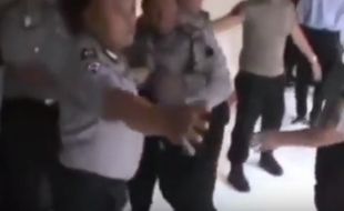 VIDEO UNIK YOUTUBE : Sesama Polisi Nyaris Baku Hantam, Tonton Sampai Selesai!