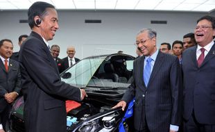 INDUSTRI OTOMOTIF : Mahathir Mohamad Tinggalkan Proton Malaysia