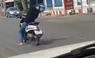 VIDEO UNIK YOUTUBE : Konyol, Pria Ini Bisa Mengendarai Sepeda Motor Sambil Tidur