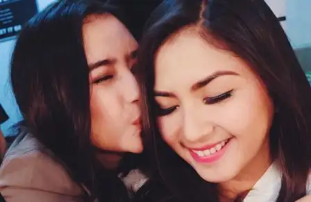 Onlayn porno orgiyalarda tukli mushuklar Qizlar yigitni majburlab sikishdi