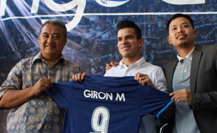 MASA DEPAN PEMAIN : Arema Rekrut Gustavo Giron