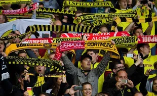 LIGA EUROPA 2015/2016 : Tandang ke Anfield, Fans Dortmund Ikut Kenang Tragedi Hillsborough