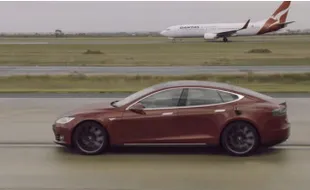 MOBIL TESLA : Sedan Tesla S Vs Pesawat Boeing 737, Siapa Tercepat?