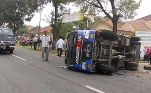 KECELAKAAN KARANGANYAR : Truk Tangki Pengangkut Air Terguling, Ini Penyebabnya