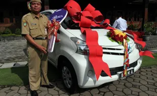 UNDIAN BERHADIAH : Guru SMK 7 Solo Bawa Pulang Avanza