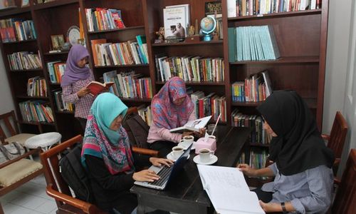 FOTO KULINER SOLO : Makan Sambil Baca di Library Cafe