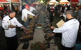 FOTO FESTIVAL KULINER : Begini Para Koki Bikin 1.000 Ceker Bakar, Siapa Mau?