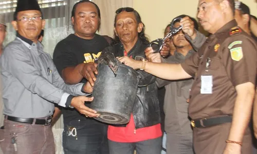 KORUPSI SEMARANG : Kejari Ambarawa Dihadiahi Ayam Betina